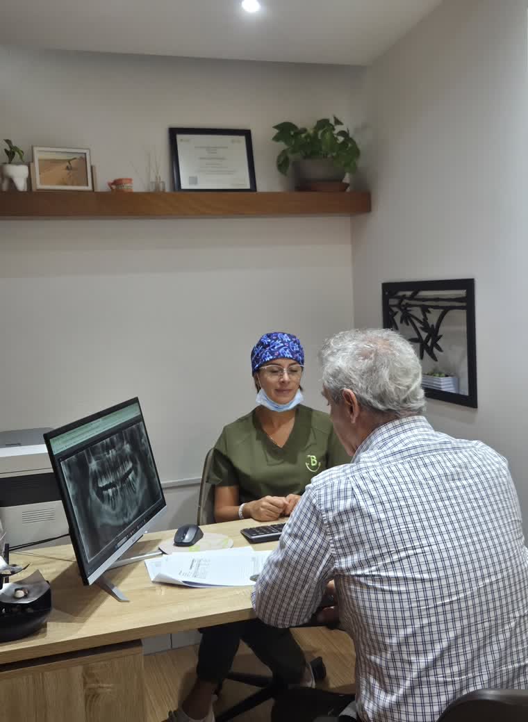 Doctora explicando el tratamiento a su paciente